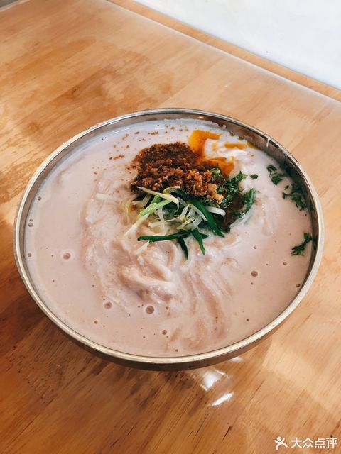 鲜肉小锅米线加肠旺推荐菜:黑老奶小吃位于普洱市思茅区南屏镇龙生路