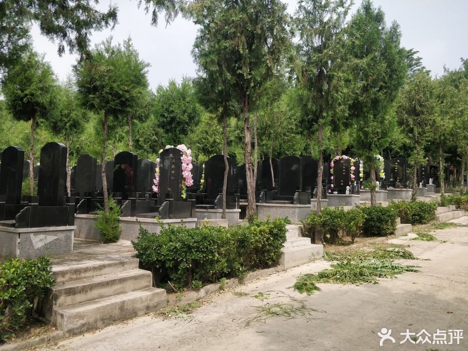 在哪,在哪裡,在哪兒):北京市昌平區興壽鎮桃林村北北京炎黃陵園電話