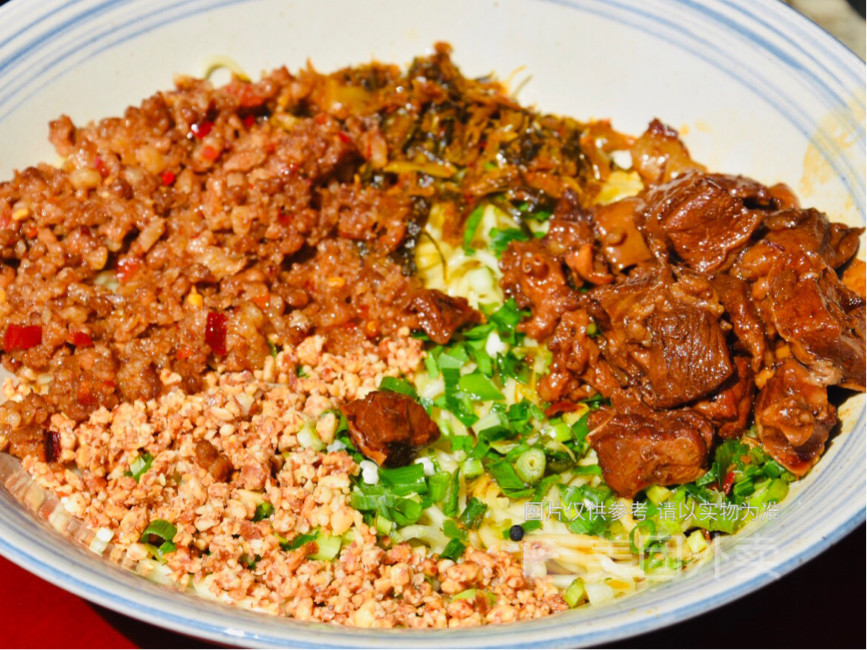 红烧牛肉双帽卤面图片