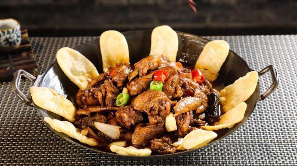 贴饼地锅鸡图片
