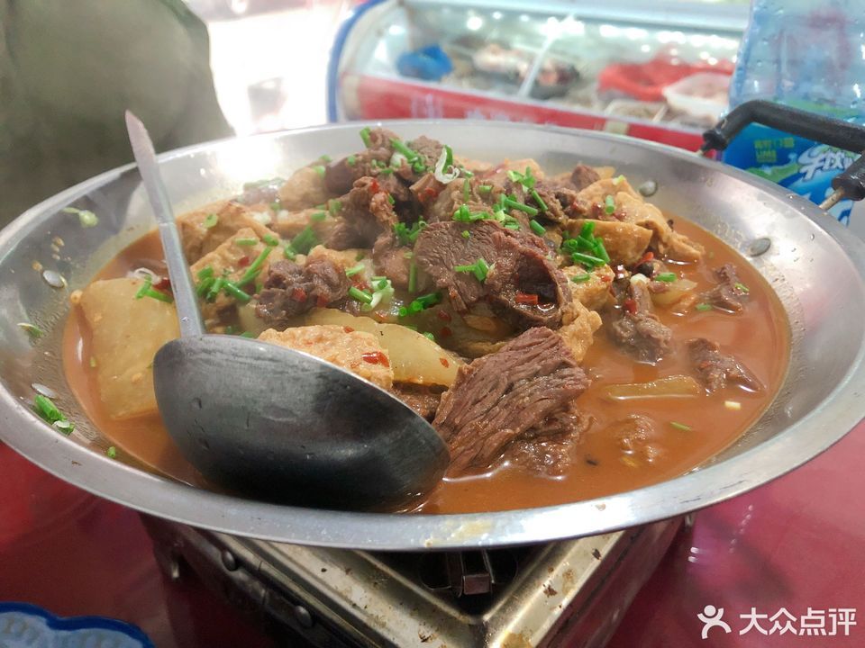 姐妹家常菜位于黄冈市黄梅县人民大道与水产街夜市交汇处北