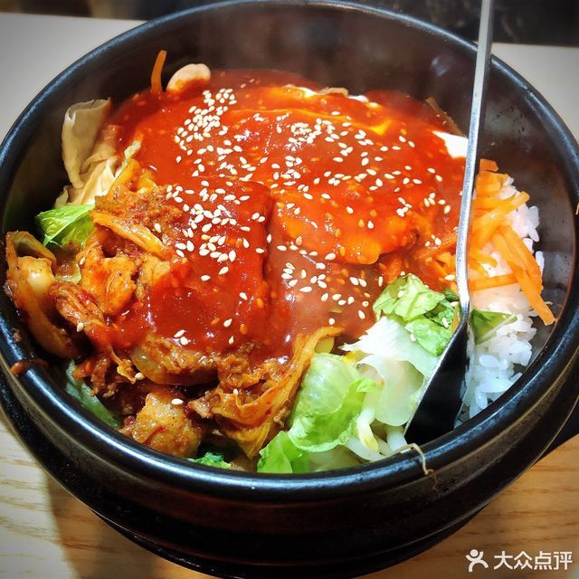 泡菜五花肉石锅拌饭图片