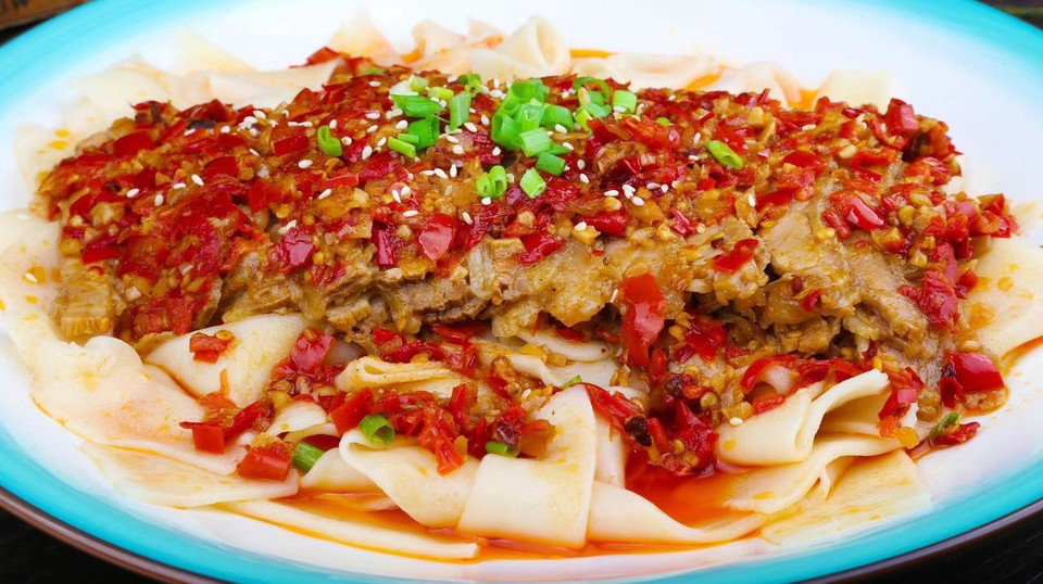 剁椒牛腩面图片