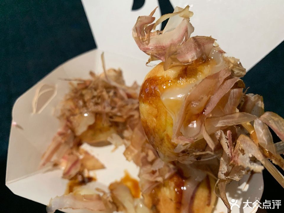 一个丸子一块小章鱼肉图片