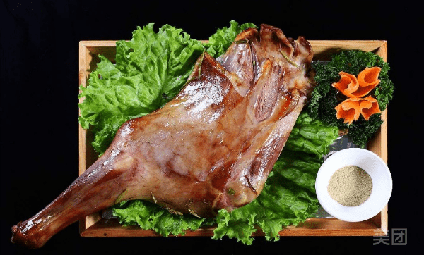 馕坑烤羊腿图片