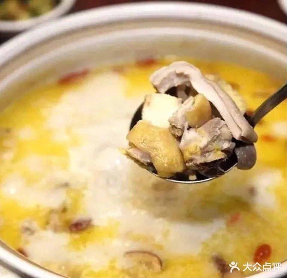 尚城国际侧面淼鑫猪肚鸡推荐菜:瓦煲腊味饭金针菇胡椒板栗猪肚鸡分类