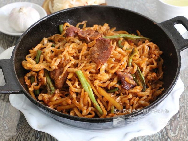 五花肉焖面图片