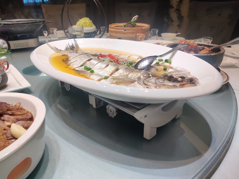 金悦特色烤羊排推荐菜:金悦徽情酒楼位于合肥市瑶海区临泉路与敬亭山