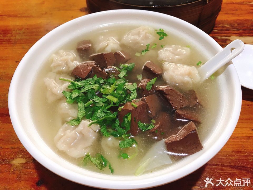 鸭血粉丝汤汤包推荐菜:石头城汤包馆位于南京市鼓楼区石头城路71号