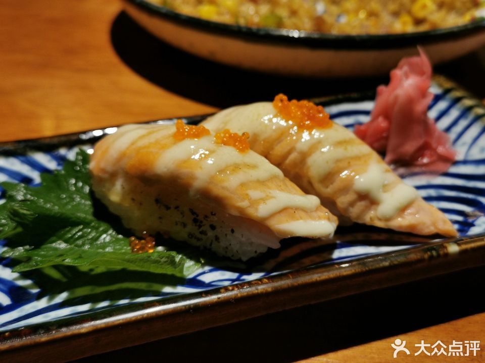 焦糖三文鱼寿司图片