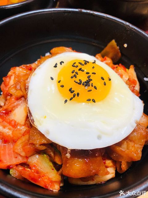 泡菜五花肉石锅拌饭图片