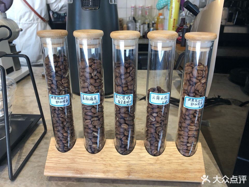 两个朋友咖啡馆位于丽江市古城区光义街忠义巷125号(木府,消防队)