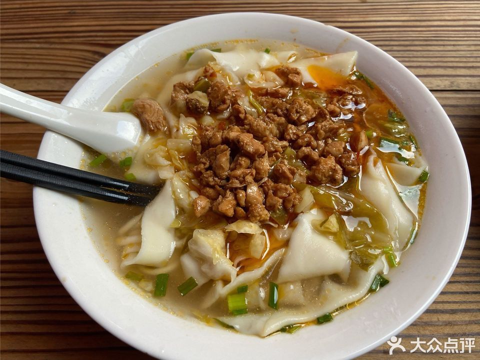 小碗汤宽面图片