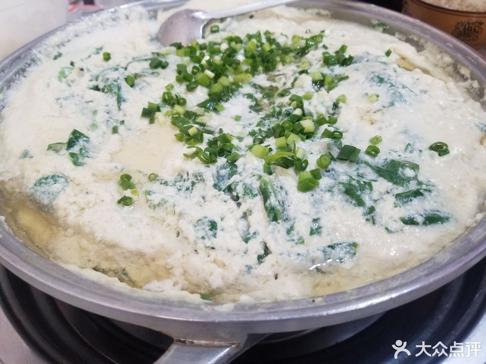 推荐菜:龙凤渣豆腐肉圆火锅位于贵阳市修文县翠屏东路腾晖酒店(修文店