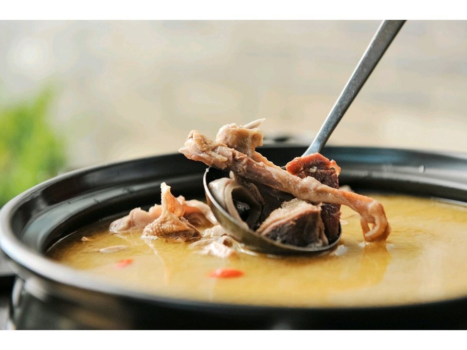 酸汤脆皮猪脚图片