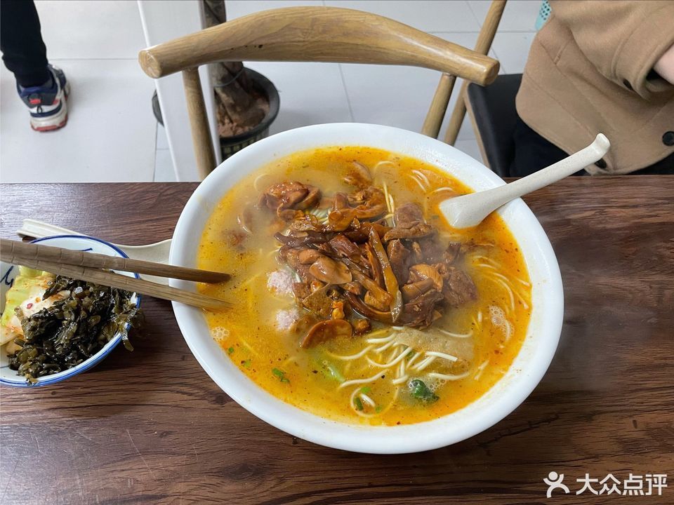 推荐菜:成记大碗面位于南京市六合区平顶山路南京扬子医院北侧约30米