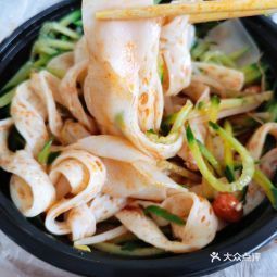 就想吃点凉皮凉面这种东西,点了一份西安章记的「凉皮牛筋面双拼」 送