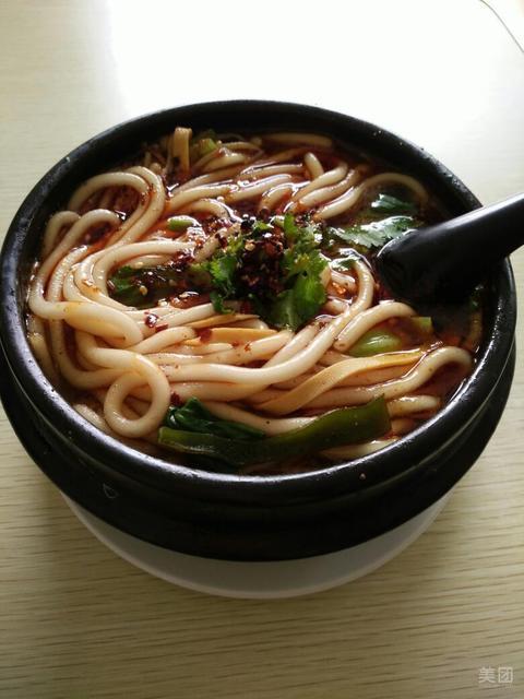 甜不辣土豆粉推荐菜:家乡味土豆粉位于济宁市邹城市接驾山路鑫琦乐购