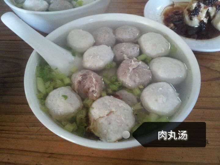 推荐菜:广记肉圆(客家名食店)位于梅州市梅江区梅新路与江南路交汇处