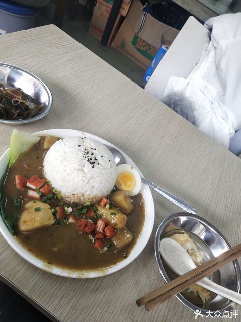 秋秋拌饭位于贵阳市云岩区兴贵路13号门面 标签:餐饮快餐