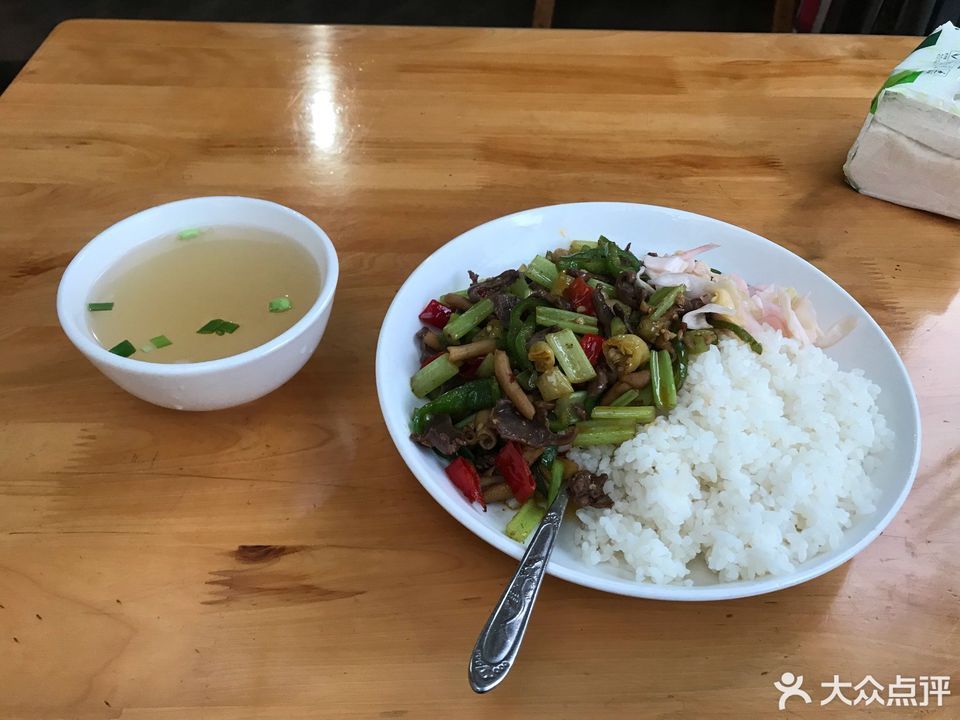 推荐菜:标签:快餐餐饮杨记泡椒牛肉面位于成都市双流区永安路四段33号