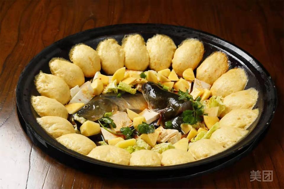 铁锅炖小鸡土豆豆腐推荐菜:天裕鸭绿江活鱼村位于鞍山市铁西区共荣街