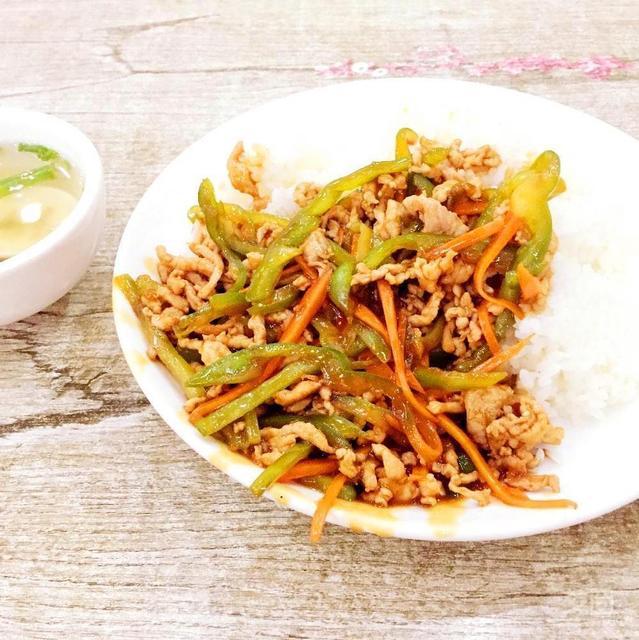 青椒肉丝盖饭图片