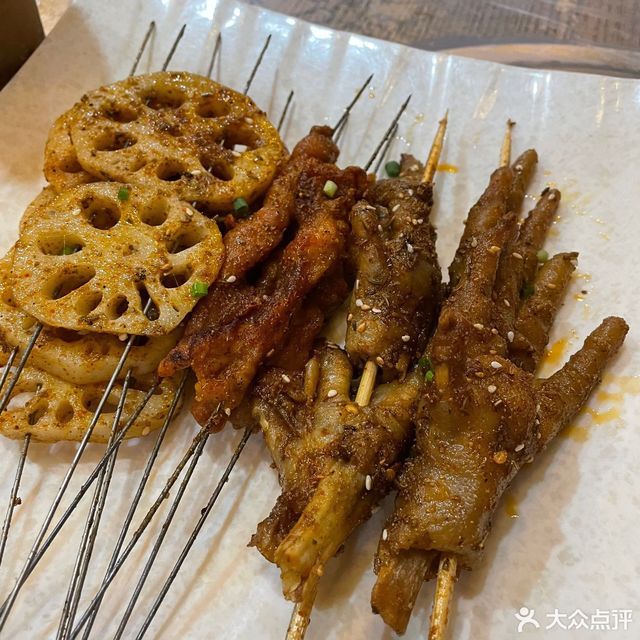 凤爪王烧烤位于武汉市江汉区红旗渠路与新湾三路交界处西北角附近