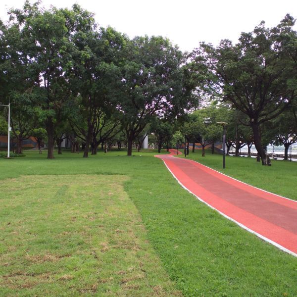 临江带状公园