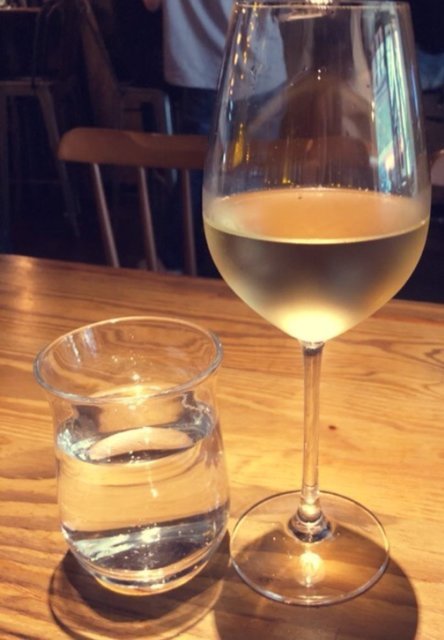 无核白葡萄酒图片