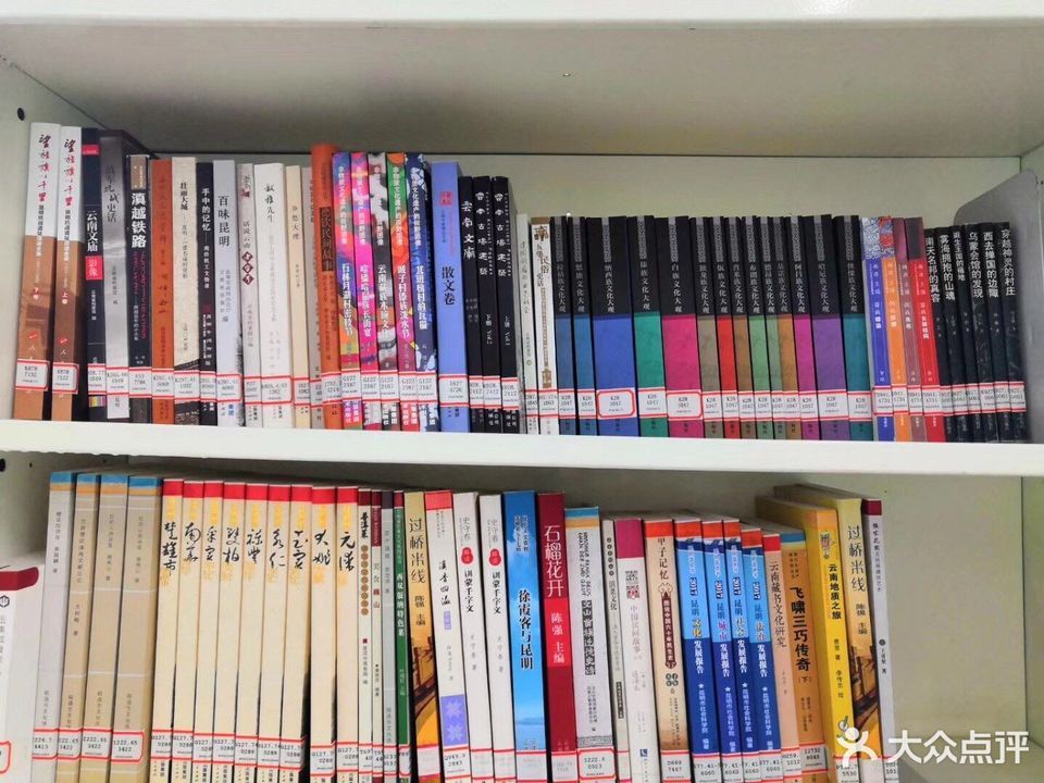 沈阳大学图书馆 图书馆早上6点即人山人海，希望随晨光而升起