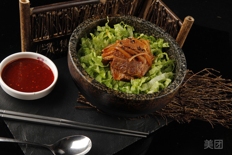 黑椒肥牛石锅拌饭图片
