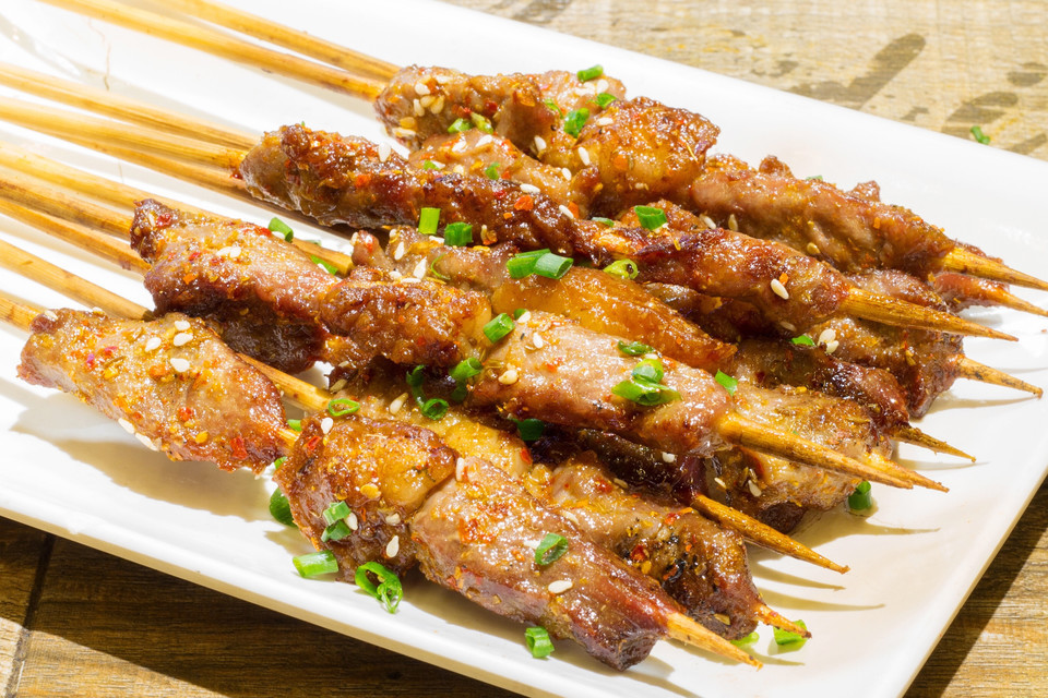 招牌烤牛肉筋烤牛肉推荐菜:岳阳三毛烧烤(植物园店)位于长沙市雨花区