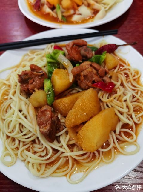 大盘鸡拌面图片