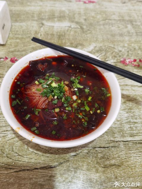 肥肠豌豆红汤米粉推荐菜:德华开元米粉(龙门总店)位于绵阳市涪城区