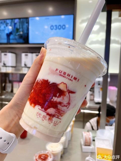 招牌草莓大福奶茶大杯图片