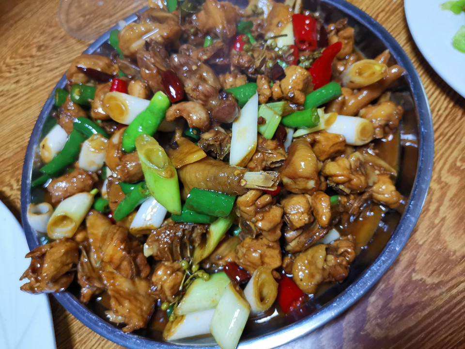 推荐菜:庄家炒鸡老店位于临沂市兰山区沂蒙路与武汉路交汇东200米路南