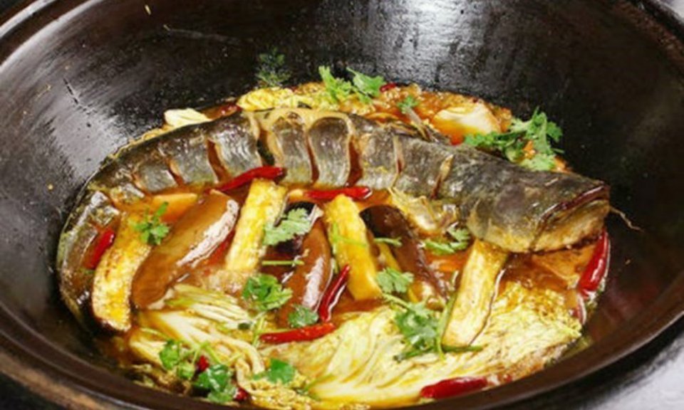 铁锅炖鲶鱼图片