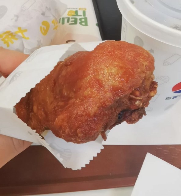 菠萝堡香酥鸡腿堡推荐菜:华莱士·全鸡汉堡(振华店)位于东营市东营区