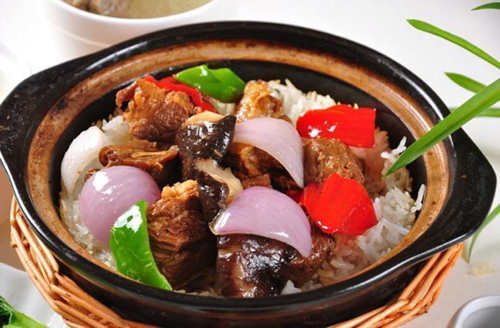 五香牛腩煲仔饭图片