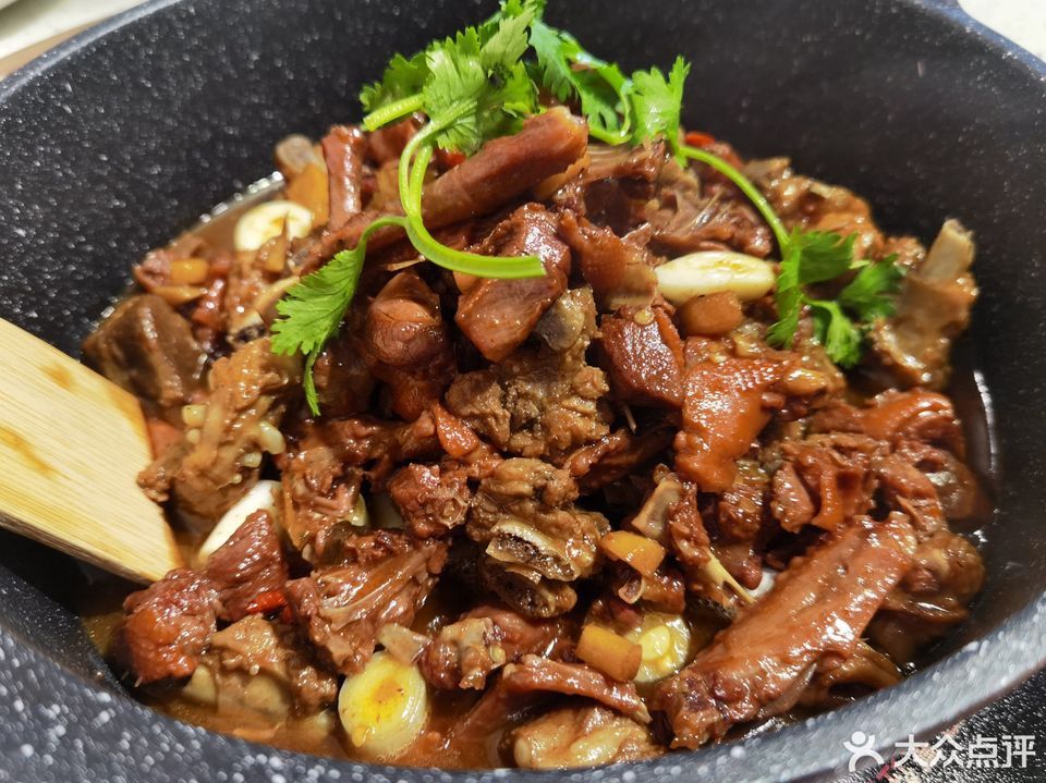 鸽子烧排骨推荐菜:浠鸽烧鸽专门店位于武汉市洪山区欢乐大道岳家嘴