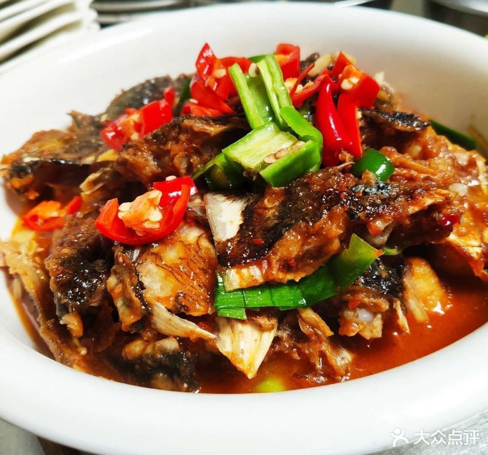 鱼头焖豆腐图片