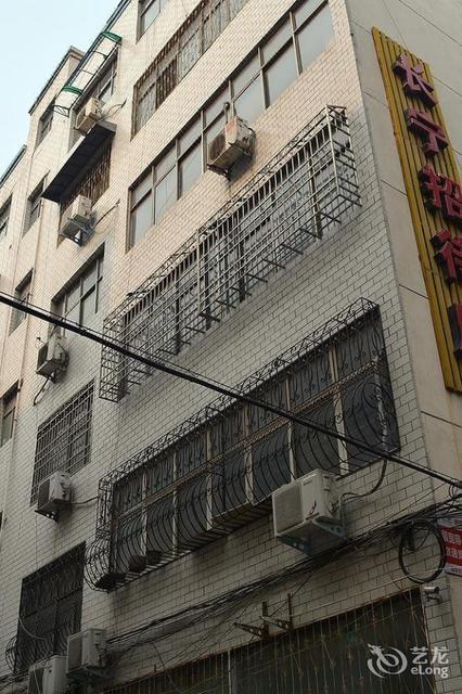 新密长宁招待所位于郑州市新密市长宁街与西大街交叉口向南100米路西