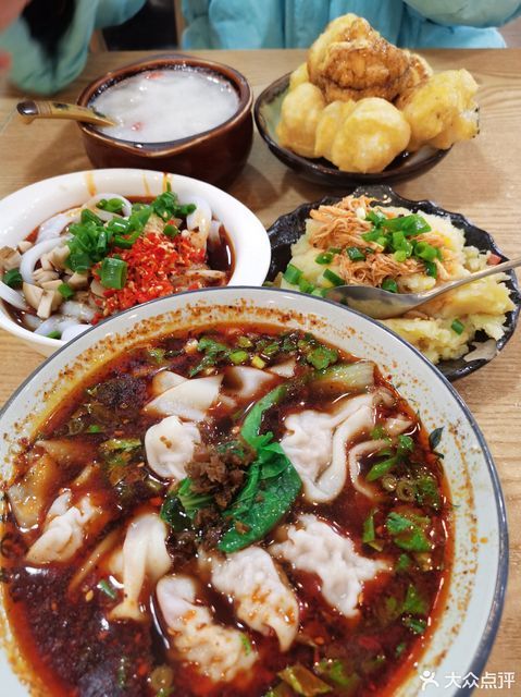 肖少爷小吃地儿位于成都市大邑县安仁镇广场路28-30号(千禧广场旁)