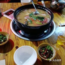 酸菜腊肉豆米大方豆干火锅