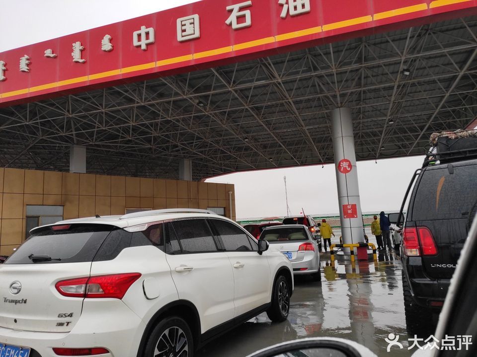 乌力吉服务区中国石油加油站