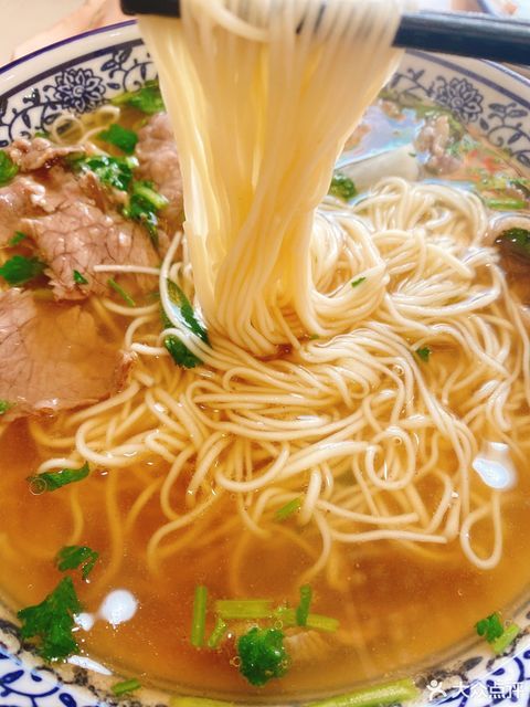 洋葱炒牛肉拌面图片