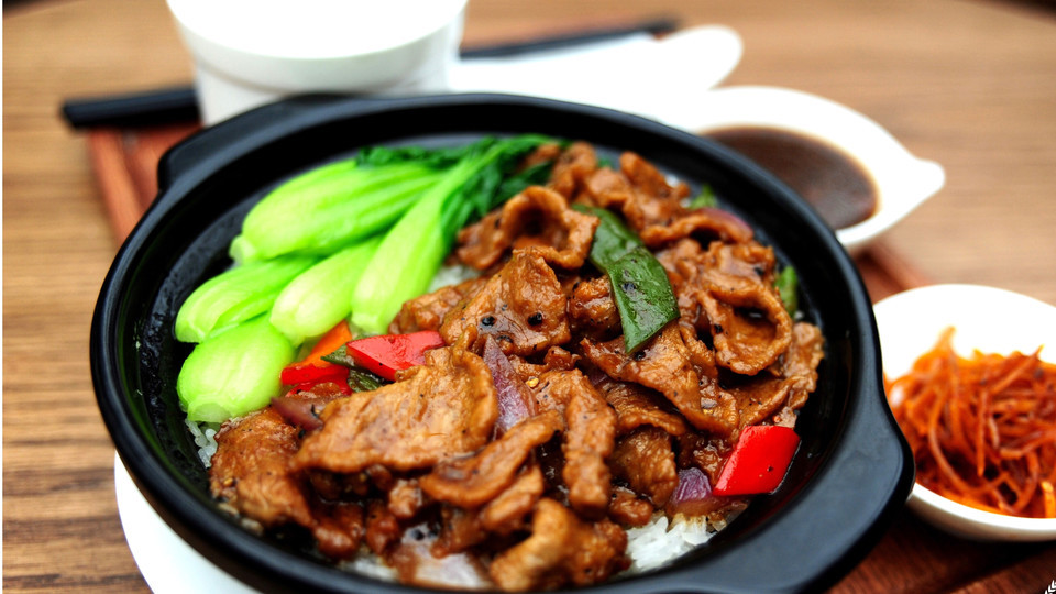 写诚特色牛肉煲仔饭图片