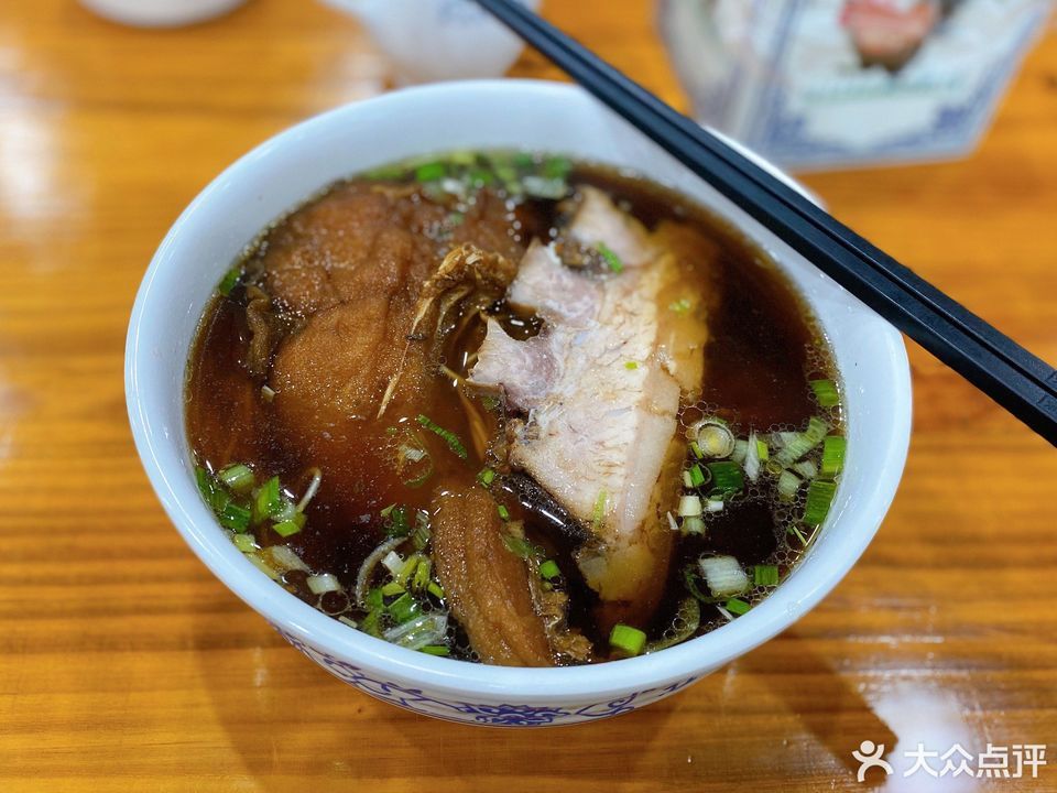 秘製燜肉面推薦菜:陸振興麵店位於蘇州市太湖國家旅遊度假區孫武路