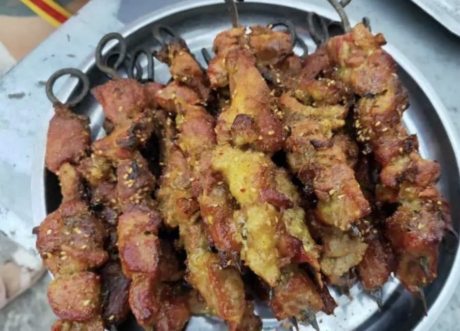 推荐菜:老巷子美食餐厅位于吐鲁番市高昌区南门村南门加米清真寺西南